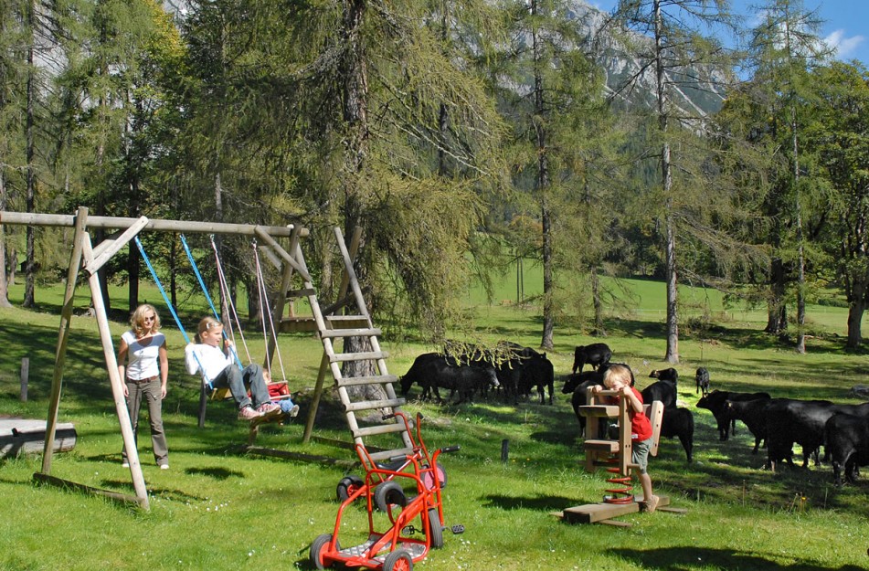 Kinder spielen am Spielplatz vom Rösslhof