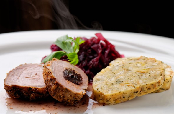 Herrliches Fleischgericht mit Knödel und Rotkraut