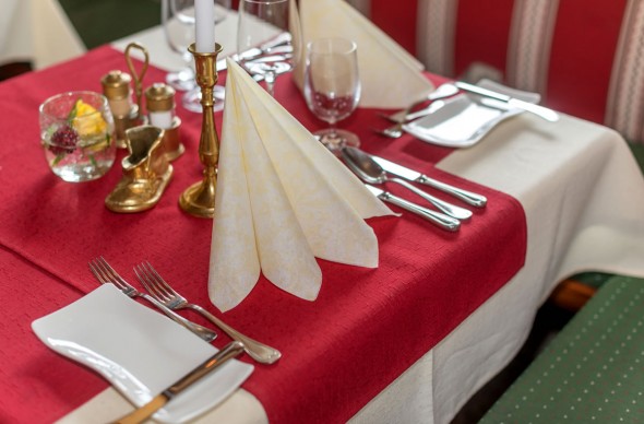 Gedeckter Tisch für das Abendessen