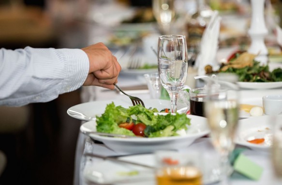 Frische Salate vom Buffet zum Abendessen