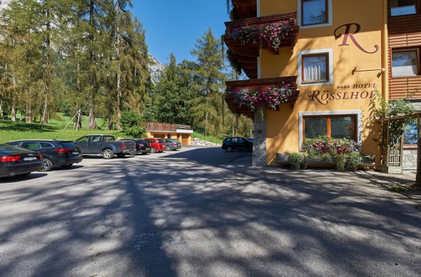 Kostenlose Parkplätze vor dem 4-Sterne-Hotel Rösslhof in der Ramsau