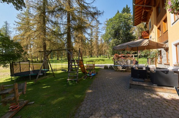 Terrasse mit Spielplatz direkt vor dem Hotel